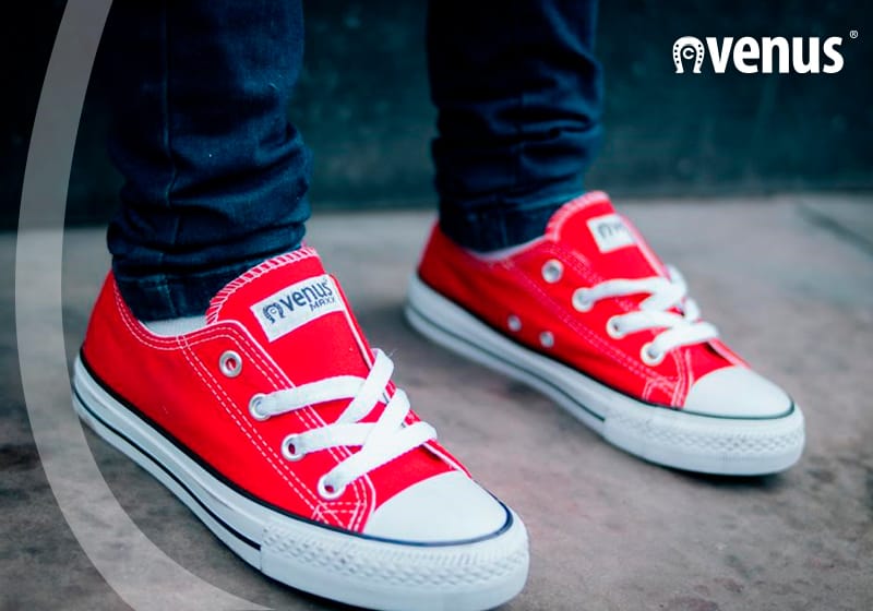 diferentes modelos y tallas de zapatillas 